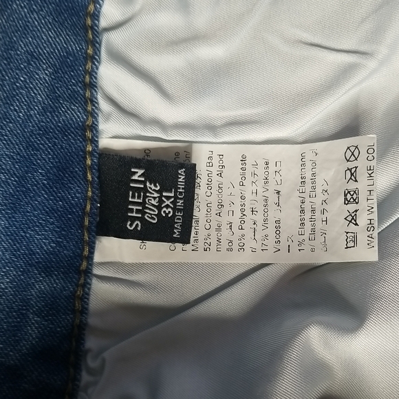 SHEIN CURVE JEAN SHORTS SIZE 3X IN BLUE FRAYED FRONT AND HEM - Picture 5 of 8